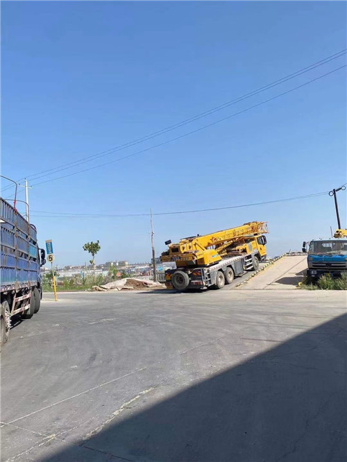 梅里斯25吨吊车的租赁价格大概是多少？